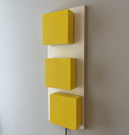 Pfeifer & Kreutzer Drei Rotationen in Gelb auf Weiß